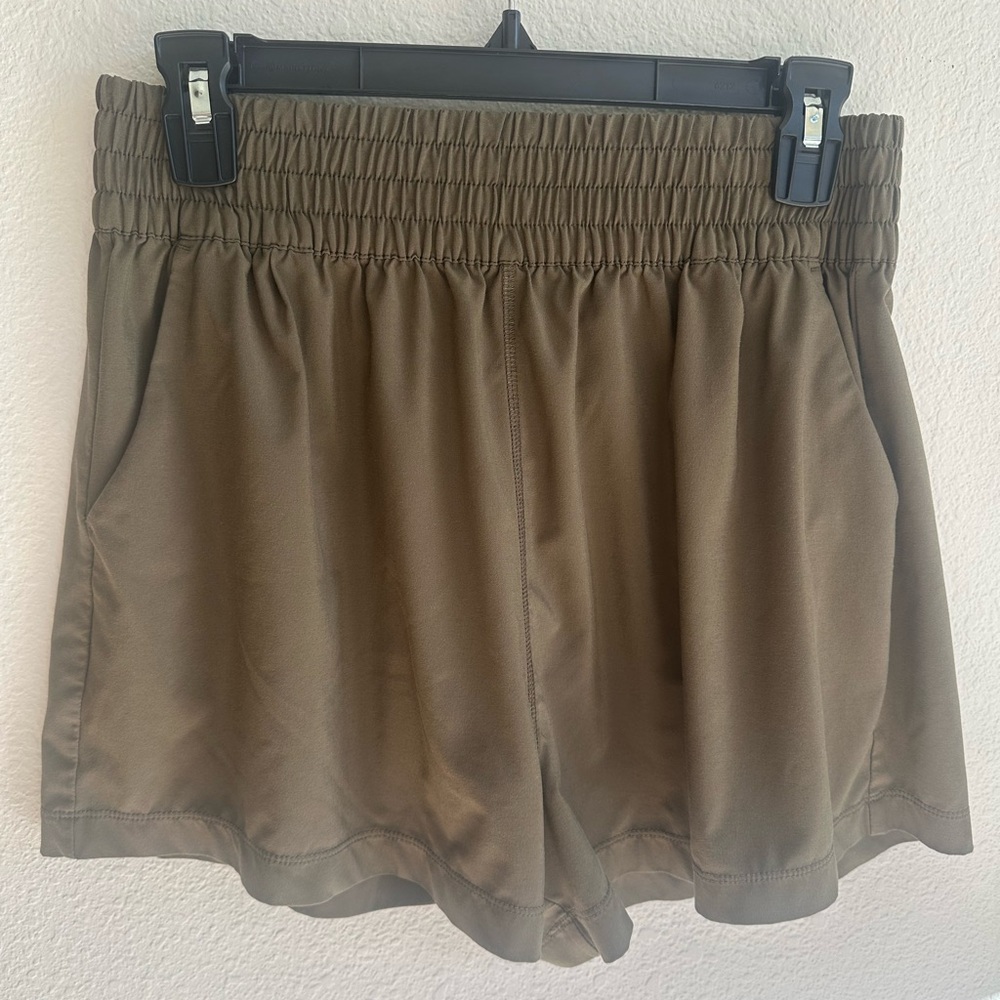 Vuori Villa Women's Olive Green Shorts